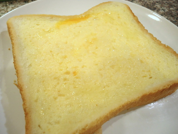 フレンチトーストの食パンの裏面に卵液がしみこむ