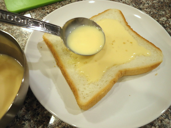 フレンチトーストの食パンに卵液をかける