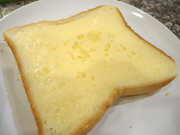 フレンチトーストの食パンに卵液がかかる