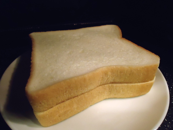 フレンチトーストのパンを電子レンジに入れる