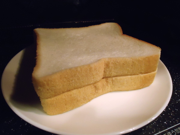フレンチトーストのパンを電子レンジに入れた