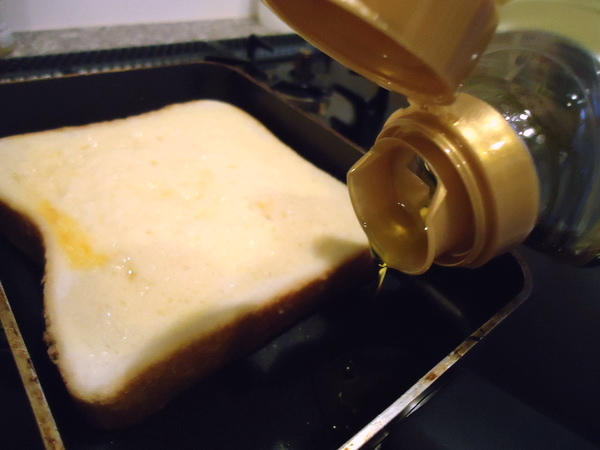卵焼き用フライパンでフレンチトーストを返す前に油をひく