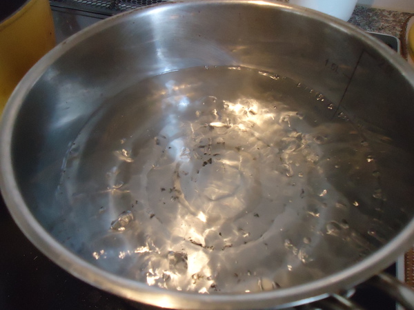 パスタ用の鍋でお湯を沸騰させる