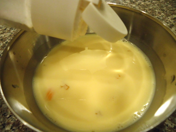 フレンチトーストの卵液に塩を加える