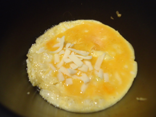 IKEAのソースパンで溶き卵にピザ用チーズ