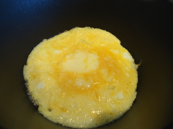 IKEAのソースパンで溶き卵を混ぜる