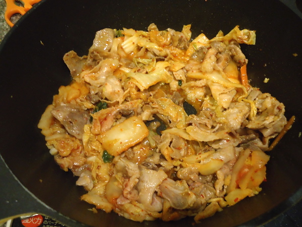 チゲ鍋用の豚バラ肉とキムチを炒める