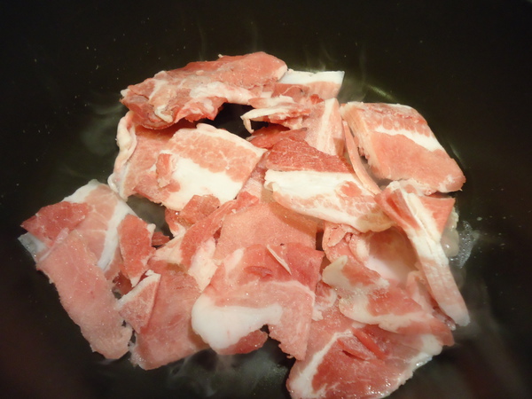 チゲ鍋用の豚バラを炒める